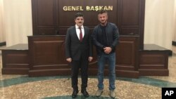 El asesor del gobierno turco, Yasin Aktay, posa junto al actor Sean Penn, el 5 de diciembre de 2018 en Ankara, Turquía.