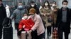 2020年1月21日戴着口罩的旅客离开湖北省宜昌火车站。
