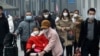 Passageiros numa estação na província de Hubei, 21 janeiro 2020