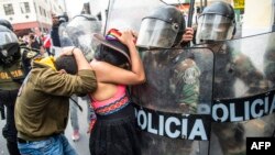 Pendukung Presiden Peru yang digulingkan Martin Vizcarra, yang dicopot dalam pemungutan suara pemakzulan Senin malam, berdemonstrasi menentang pemerintah baru di Lima pada 10 November 2020. (Foto: AFP)