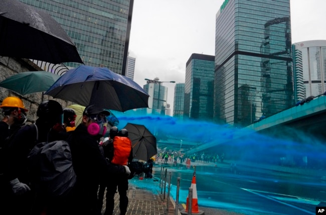 香港警察向抗议者发射带有蓝色染剂的水炮。(2019年8月31日)