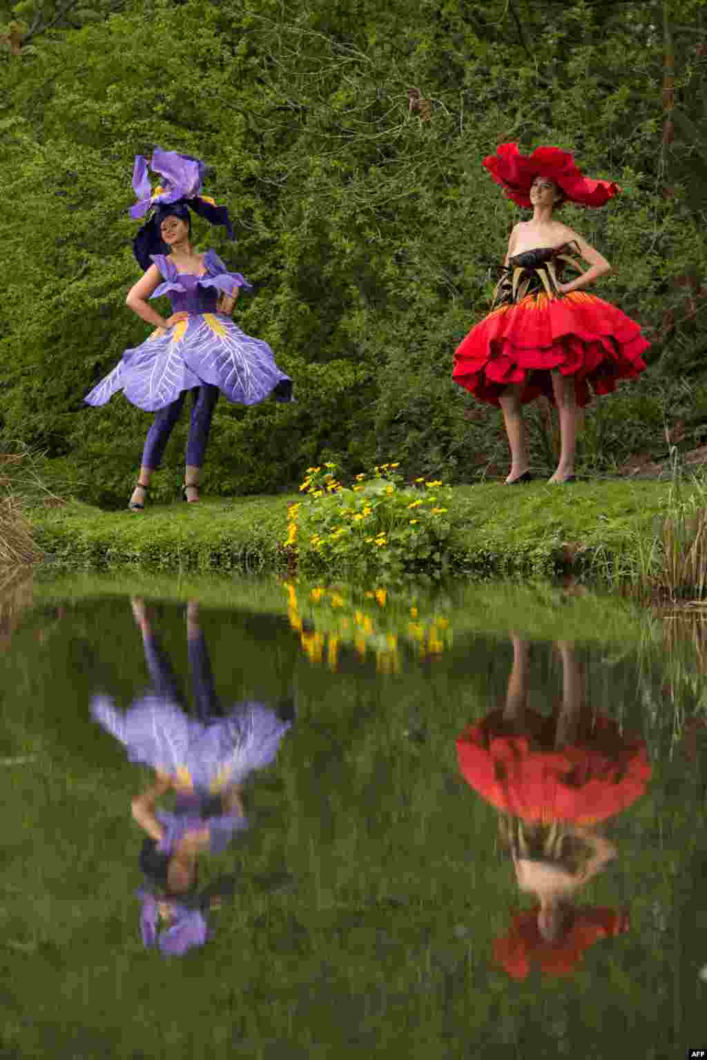 Dua model mengenakan gaun dengan kreasi bunga karya seniman Selandia Baru Jenny Gillies pada acara pameran di Harrogate, Inggris utara.