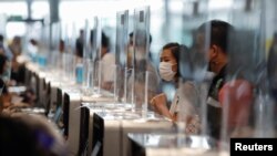 Orang-orang berbaris untuk menerima vaksin COVID-19 di Bandara Suvarnabhumi di Bangkok, Thailand 28 April 2021. (Foto: REUTERS/Jorge Silva)