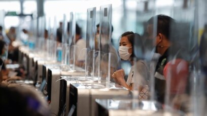 Dân chúng xếp hàng để được tiêm vaccine chống COVID-19 tại phi trường Suvarnabhumi ở Bangkok, Thái Lan ngày 28/4/2021. REUTERS/Jorge Silva