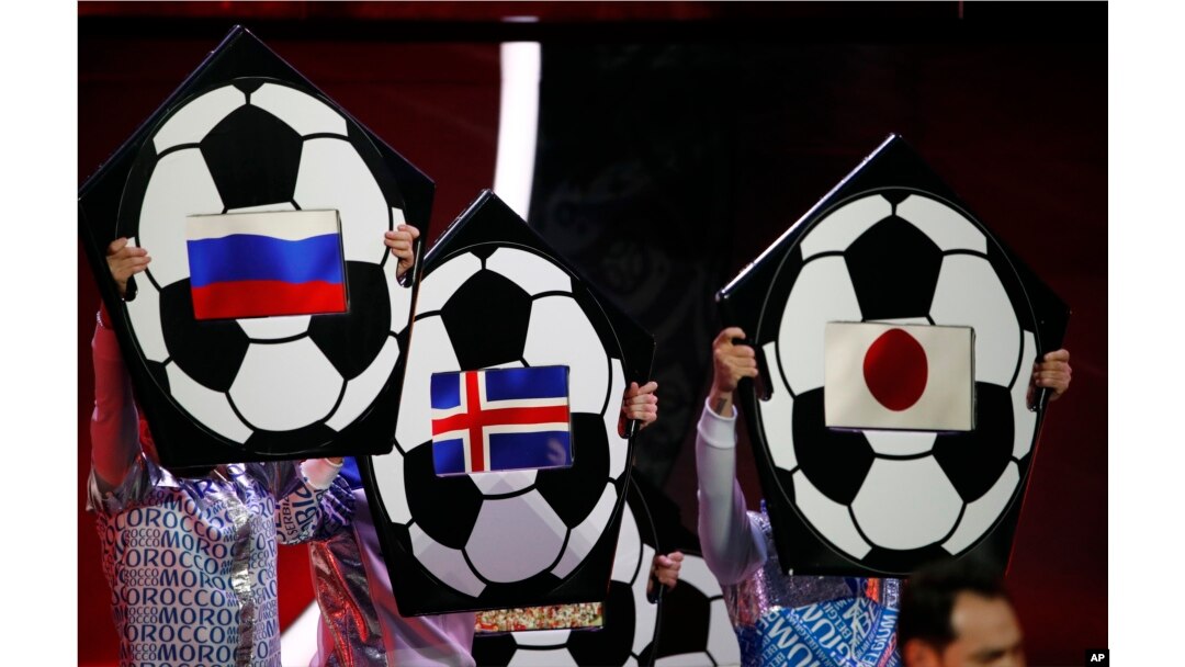 Bendera Rusia, Islandia dan Jepang, terpampang di lembaran dalam penarikan undian turnamen sepak bola Piala Dunia 2018, di Kremlin, Moscow, 1 Desember 2017.