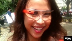 Mencoba Google Glass (VOA/Ade Astuti).
