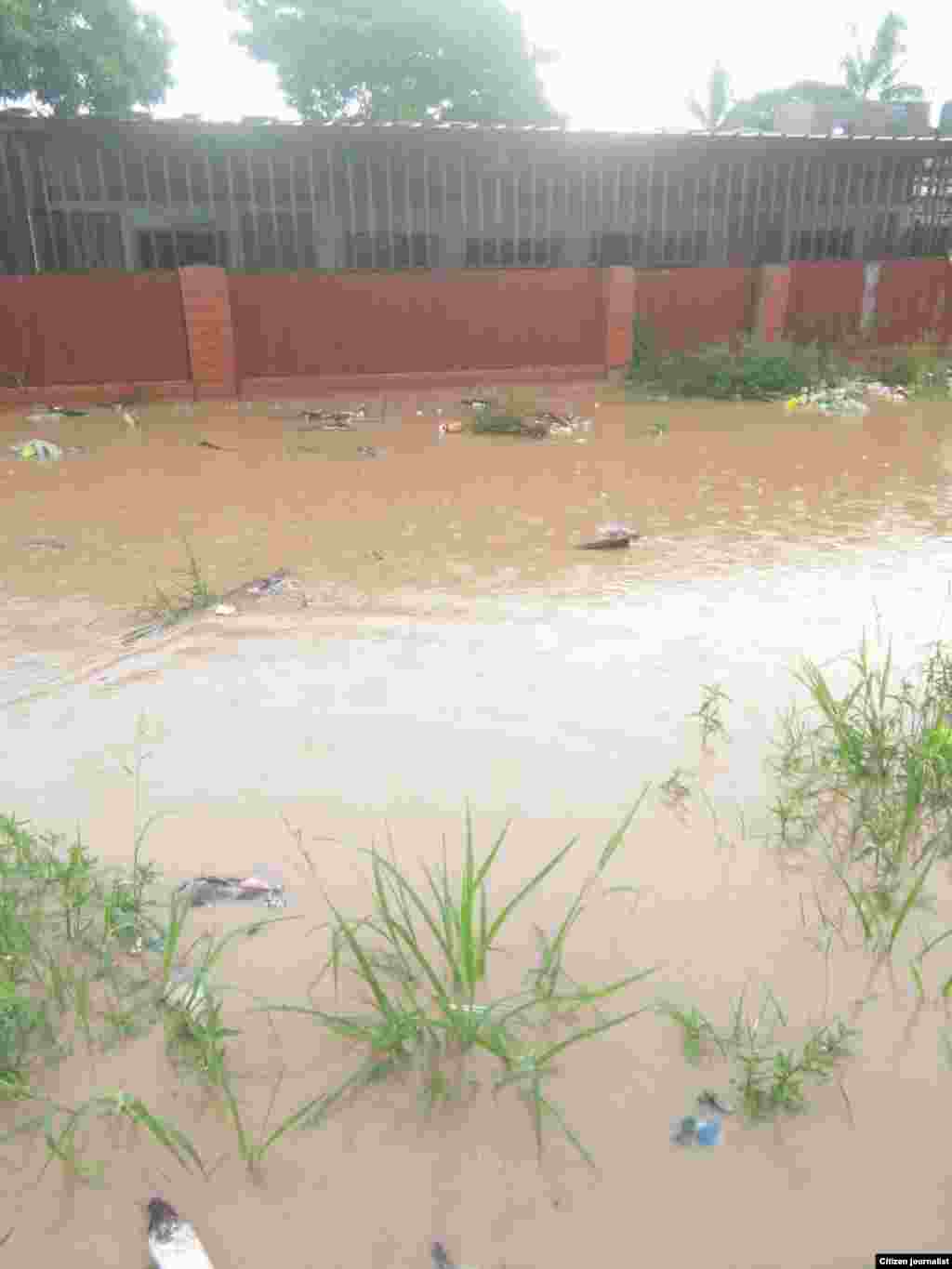 Bairro Aníbal Rocha, Calemba 2, inundado depois das chuvas de 18 de Abril. Distrito Kilamba Kiaxi, Luanda. Angola