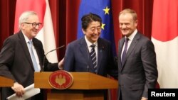 아베 신조 일본 총리(가운데)와 도날드 투스크 EU 정상회의 상임의장(왼쪽), 장 클로드 융커 EU 집행위원장이 17일 도쿄에서 자유무역협정을 공식 체결하고 공동기자회견에 참석했다.