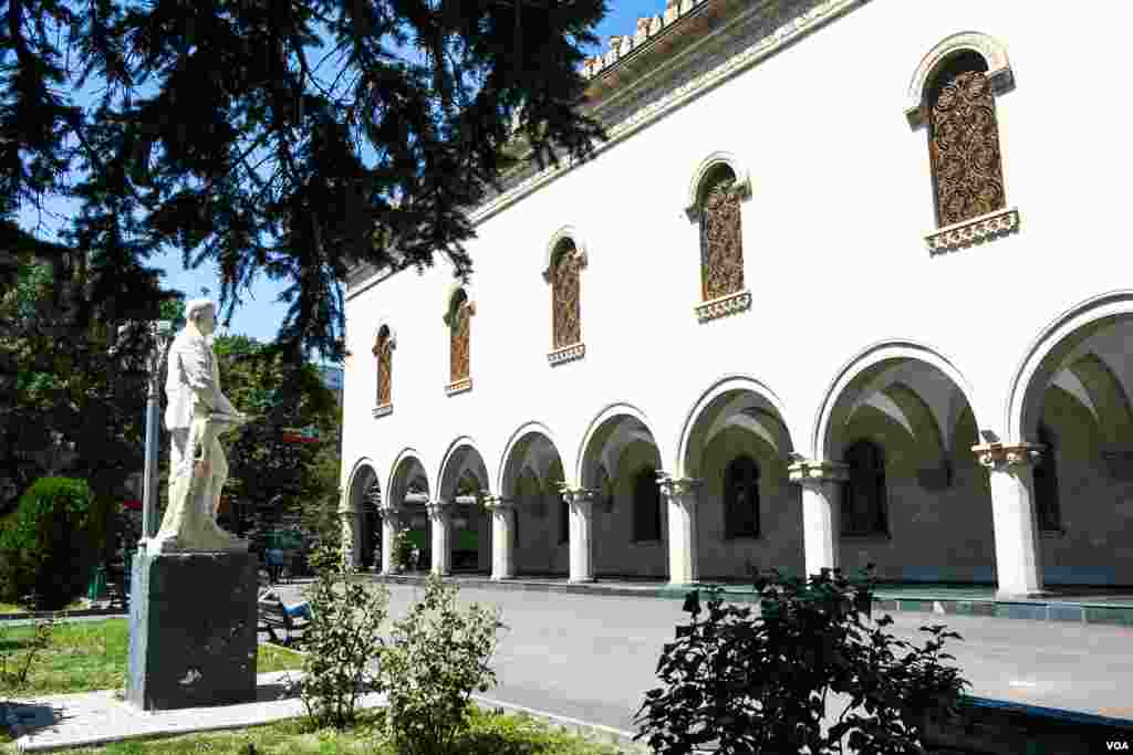 A smaller Stalin statue stands outside the Italianate palazzo that opened in 1957 as a memorial museum for Georgia&#39;s native son, Iosif Dzhugashvili, better known as Stalin. (Vera Undritz for VOA)