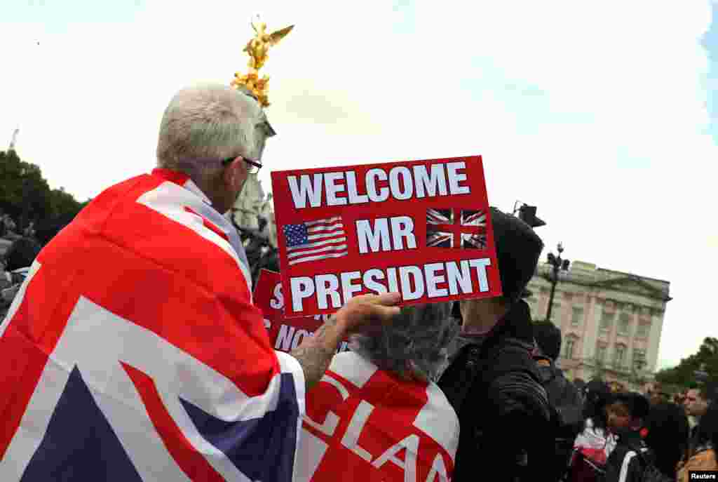 People wait in front of Buckingham Palace during the state visit of U.S. President Donald Trump and First Lady Melania Trump to Britain, in London, June 3, 2019.