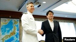 Tân tư lệnh-Đô đốc Phillip Davidson bắt tay Bộ trưởng Quốc phòng Nhật Itsunori Onodera tại Tokyo ngày 21/6/2018.