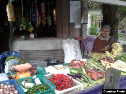 Ibu Aula, Siti Narimah atau Mak Cut sedang berdagang sayur (dok: Aula)