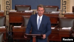 Senator Jeff Flake mengumumkan bahwa dia tidak akan mencalonkan kembali pada saat berbicara di Senat di Capitol Hill, Washington, 24 Oktober 2017. 