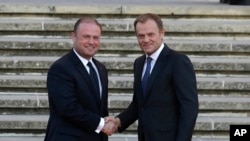 Le Premier ministre maltais Joseph Muscat (à gauche), accueille le président du Conseil européen Donald Tusk , à l'occasion d'un sommet sur ​​la migration à La Valette , Malte , le mardi 10 novembre 2015. (Photo AP / Antonio Calanni )