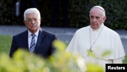 Le président palestinien Mahmoud Abbas et le pape François (Reuters)