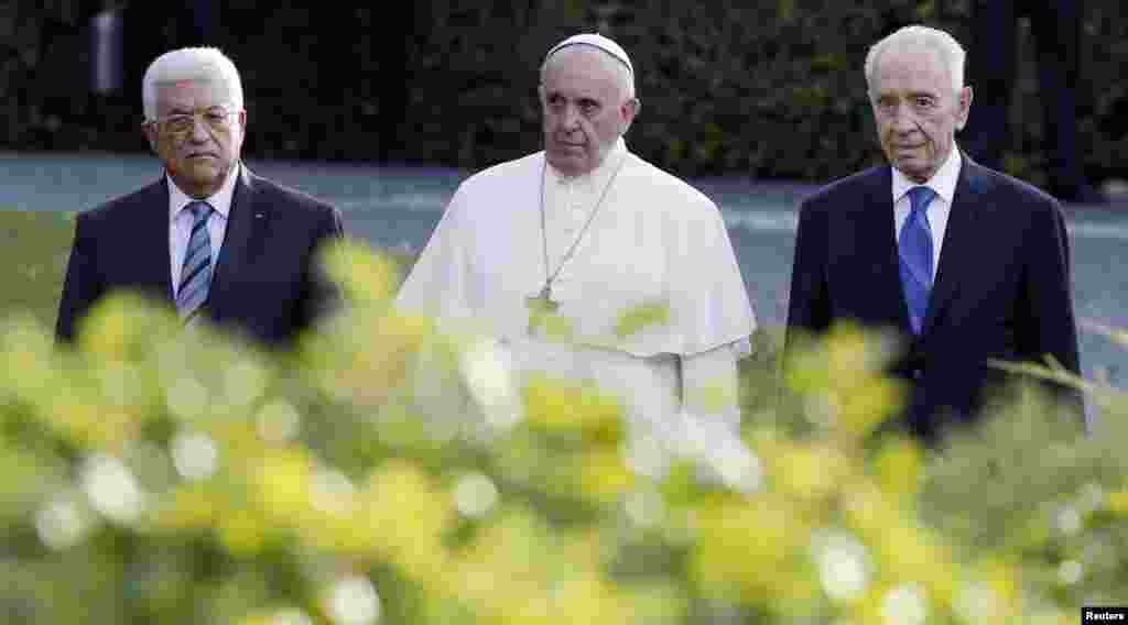 Palestinian President Mahmoud Abbas, Pope Francis and Israeli President Shimon Peres arrive in the Vatican Gardens to pray together at the Vatican, June 8, 2014.
