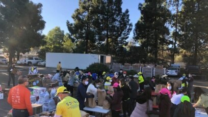 Các tình nguyện viên đóng gói thực phẩm phân phát cho cư dân người Việt tại sự kiện từ thiện "Gives Back: Tet Food Distribution" tại Reaching Out Center, San Jose, California, ngày 6 tháng 2, 2021. (Hình: Facebook Luong Le)