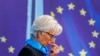 Presiden Bank Sentral Eropa Christine Lagarde berbicara dalam konferensi pers setelah pertemuan dewan gubernur di Frankfurt, Kamis, 28 Oktober 2021. (Foto: AP)