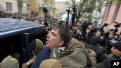 Mixail Saakaşvili Ukrayna Təhlükəsizlik əməkdaşları tərəfindən həbs edilir. 5 dekabr, 2017.