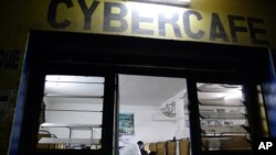 Un cybercafé à Dakar, Sénégal, le 10 août 2006.