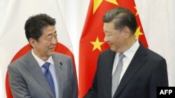 日本首相安倍晉三和中國國家主席習近平（右）2018年曾經在俄羅斯會面(資料圖片)