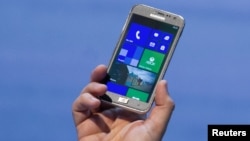Telepon pintar Samsung ATIV S yang menggunakan perangkat lunak Microsoft baru diluncurkan di Berlin. (foto: Reuters/Thomas Peter)