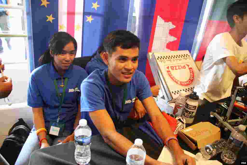 A member of the Cambodian robotics team talks to VOA reporters after the closing of the First Global Challenge robotics competition in Washington, DC, Tuesday, July 18, 2017. (Nem Sopheakpanha/VOA Khmer)