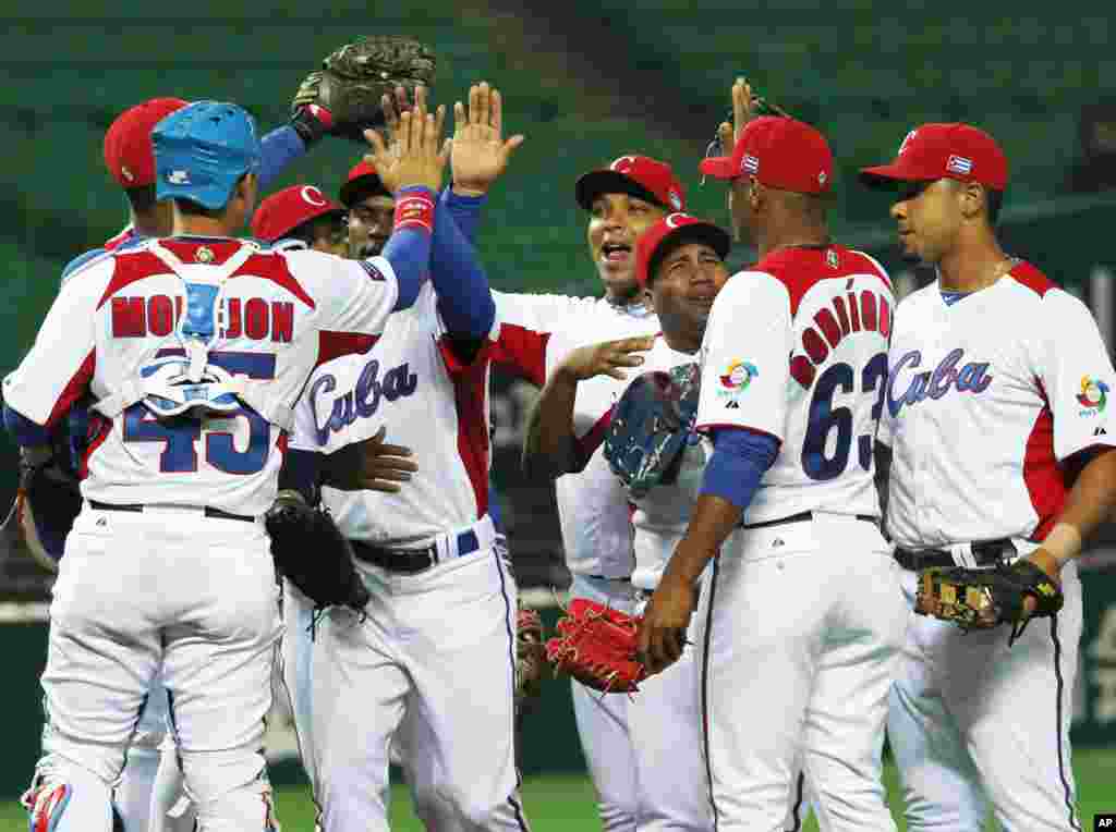 Para pemain Kuba merayakan kemenangan atas Tiongkok dalam kompetisi klasik bisbol dunia di Fukuoka, Jepang, dengan skor 12-0. (AP/Koji Sasahara)&nbsp;