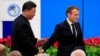 法国总统马克龙在上海举行的中国国际进口博览会开幕式上讲话后与中国国家主席习近平握手。（2019年11月5日）