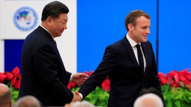 法国总统马克龙在上海举行的中国国际进口博览会开幕式上讲话后与中国国家主席习近平握手。（2019年11月5日）