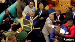 Des parlementaires se battent lors d’une séance de vote d’une loi sur la limitation d’âge à la présidence de la République, à Kampala, Ouganda, 26 septembre 2017.