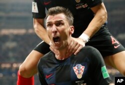 El croata Mario Mandzukic celebra después de anotar el segundo gol de su equipo durante el partido de semifinal entre Croacia e Inglaterra en la Copa Mundial de fútbol 2018 en el Estadio Luzhniki en Moscú, Rusia, miércoles 11 de julio de 2018.