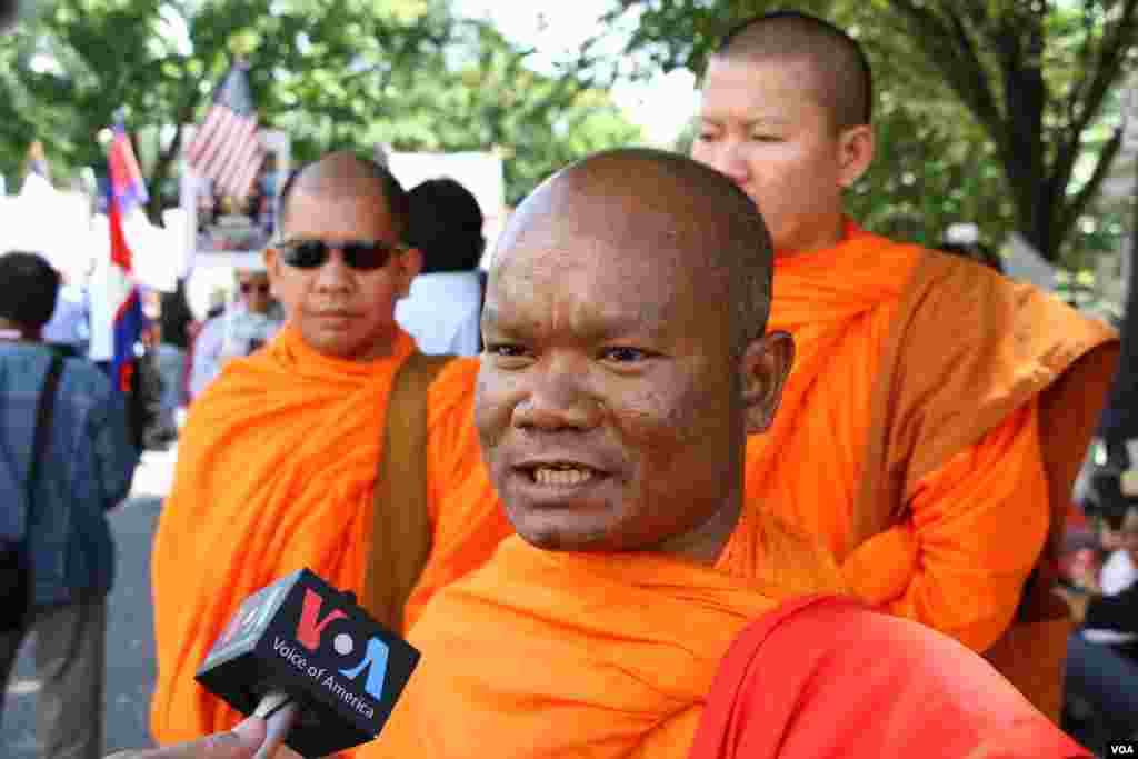 ព្រះតេជព្រះគុណ ជុំ វិចិត្រ នៃវត្តមុនីសុតារាម នៅរដ្ឋមីនីសូតា ចូលរួមការធ្វើបាតុកម្មតវ៉ាឲ្យមានការគោរពសិទ្ធិមនុស្ស និងលទ្ធិប្រជាធិបតេយ្យនៅកម្ពុជា នៅមុខក្រសួងការបរទេស រដ្ឋធានីវ៉ាស៊ីនតោន កាលពីថ្ងៃទី១៥ ខែកញ្ញា ឆ្នាំ២០១៧។ (សាយ មុន្នី/VOA)