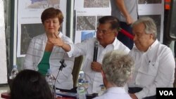 Wapres Jusuf Kalla (tengah) mendampingi Sekjen PBB Antonio Guterres, dan Direktur Eksekutif Bank Dunia Kristalina Georgieva mengunjungi kawasan terdampak gempa bumi di Palu, Sulawesi Tengah, 12 September 20118. (Foto: VOA / Yoanes Litha)