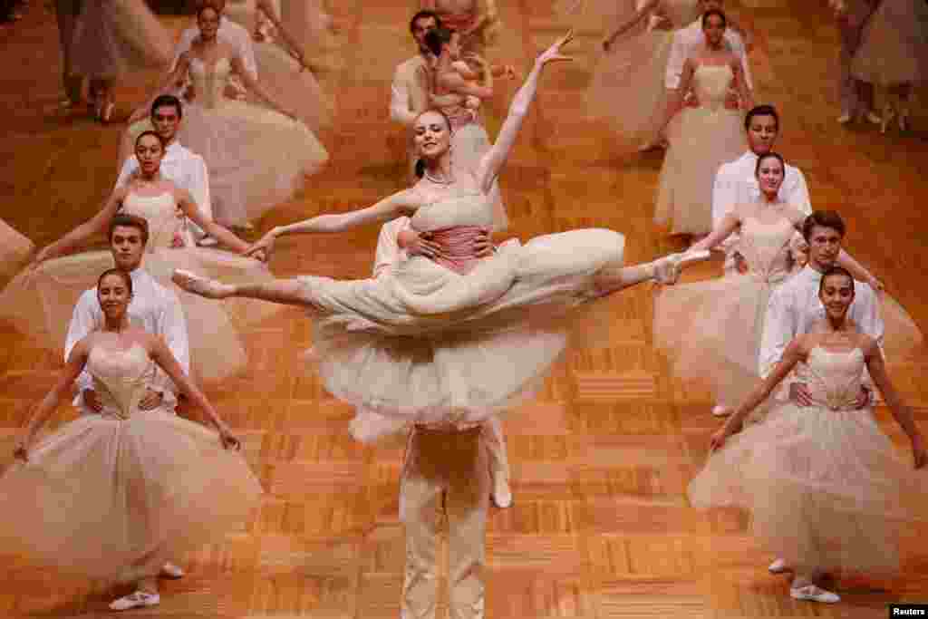 Para penari Wiener Staatsballett melakukan gladi resik sehari sebelum Opera Ball tradisional di Vienna, Austria, 3 Februari 2016.