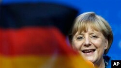 Almanya Başbakanı Angela Merkel seçim zaferini kutlarken