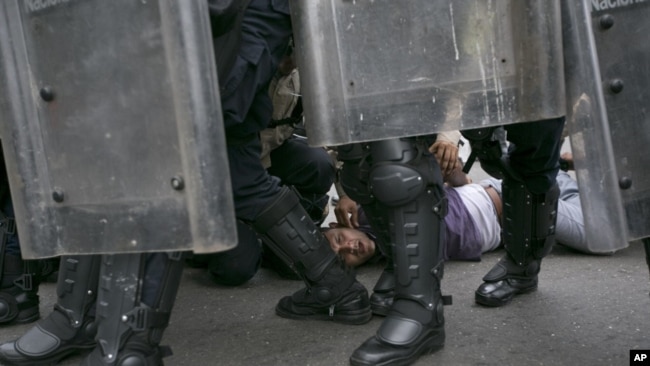 La jornada de disturbios y saqueos fue sofocada a tiros por militares y policías.