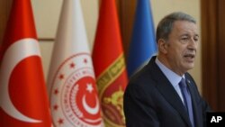 Ministri turk i Mbrojtjes, Hulusi Akar, duke folur me gazetarët