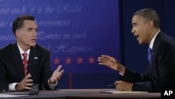 Le Président Barack Obama (droite) et le Républicain Mitt Romney lors du troisième débat électoral à Boca Raton, en Floride, le 22 octobre 2012.