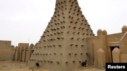 A traditional mud structure stands in the Malian city of Timbuktu, May 15, 2012. Al-Qaida-linked Mali Islamists armed with Kalashnikovs and pick-axes began destroying prized mausoleums of saints in Timbuktu on June 30, 2012, witnesses said.