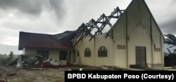 Bangunan Gereja Katolik di desa Meko kehilangan bagian atap dalam peristiwa angin puting beliung. Sabtu, (17/4/2021). (Foto: Courtesy/BPBD Kabupaten Poso)