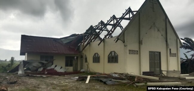 Bangunan Gereja Katolik di desa Meko kehilangan bagian atap dalam peristiwa angin puting beliung. Sabtu, (17/4/2021). (Foto: Courtesy/BPBD Kabupaten Poso)