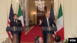 Presiden Donald Trump (kanan) bersama Perdana Menteri Italia Giuseppe Conte dalam konferensi pers di Ruang Timur Gedung Putih, Washington,D.C. Senin, 30 Juli 2018.