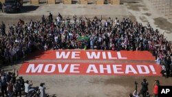 Les participants de la conférence sur le climat COP22 organisent une manifestation publique d'appui aux négociations sur le climat et à l'accord de Paris, le dernier jour de la conférence, à Marrakech, au Maroc, vendredi 18 novembre 2016.