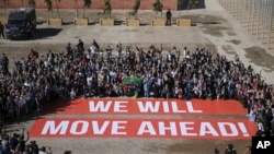 Les participants à la conférence sur le climat de la CdP 22 organisent une manifestation publique d'appui aux négociations sur le climat et l'accord de Paris, le dernier jour de la conférence, à Marrakech, au Maroc, le 18 novembre 2016. 