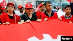 Members of trade unions chant slogans against Turkey's Prime Minister Tayyip Erdogan as they march on Taksim Square in Istanbul, June 5, 2013. 
