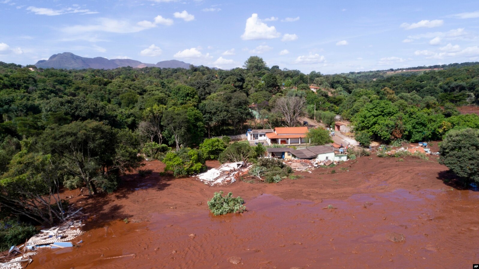 Techos de inmuebles que sobresalían sobre un extenso terreno cubierto de lodo.