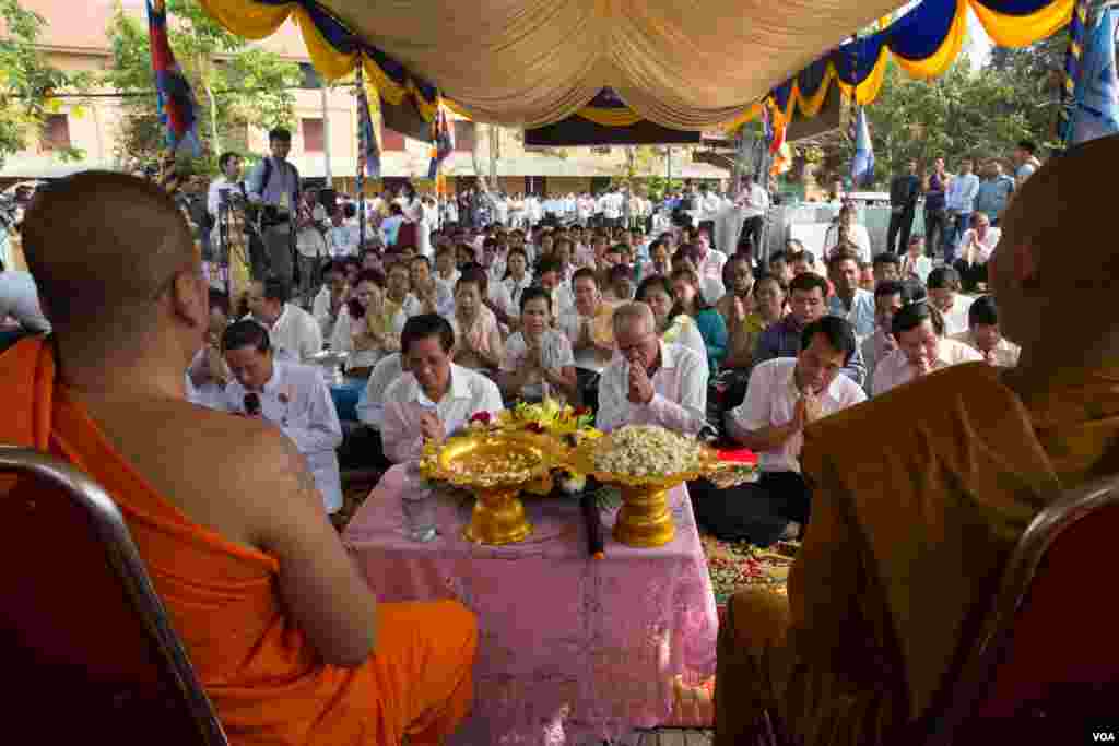 Parliamentarian members, officials, and supporters of the Cambodian National Rescue Party gather to commemorate the victims of the 1997 grenade attack, in Wat Botum park, Phnom Penh, on Wednesday, March 30, 2016. (Leng Len/VOA Khmer)