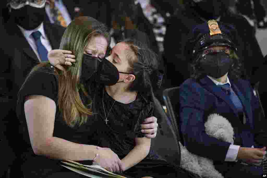 Abigail Evans, 7, Logan Evans, 9, the children of the late U.S. Capitol Police officer William &quot;Billy&quot; Evans, sit with their mother Shannon&nbsp;Terranova, left, during a memorial service as Evans lies in honor in the Rotunda at the U.S. Capitol in Washington.