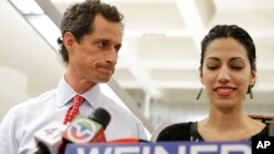 Anthony Weiner recibe el apoyo de su esposa, Huma Abedin, como candidato a la alcaldía de Nueva York, a pesar de estar involucrado en un escándalo amoroso con otra mujer a través de internet.